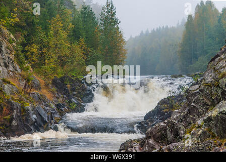 Kivatch cascade en Carélie, Russie. Nature Paysage du nord de la Russie Banque D'Images