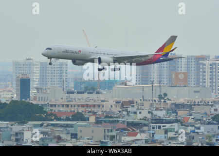 Saigon, Vietnam - Jul 13, 2019. HL7578 Asiana Airlines Airbus A350-900 à l'atterrissage à l'aéroport Tan Son Nhat (SGN) à Saigon, Vietnam. Banque D'Images