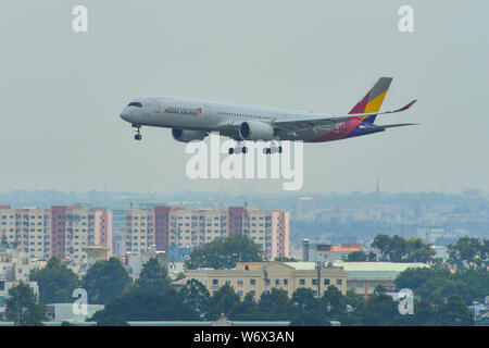 Saigon, Vietnam - Jul 13, 2019. HL7578 Asiana Airlines Airbus A350-900 à l'atterrissage à l'aéroport Tan Son Nhat (SGN) à Saigon, Vietnam. Banque D'Images