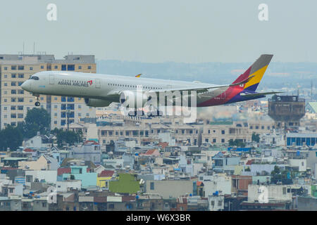 Saigon, Vietnam - Jul 13, 2019. HL7578 Asiana Airlines Airbus A350-900 à l'atterrissage à l'aéroport Tan Son Nhat (SGN) à Saigon, Vietnam. Banque D'Images