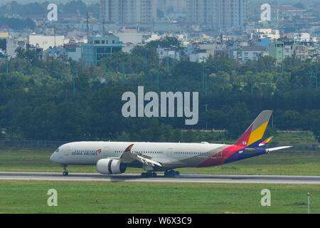 Saigon, Vietnam - Jul 13, 2019. HL7578 Asiana Airlines Airbus A350-900 à l'atterrissage à l'aéroport Tan Son Nhat (SGN) à Saigon, Vietnam. Banque D'Images