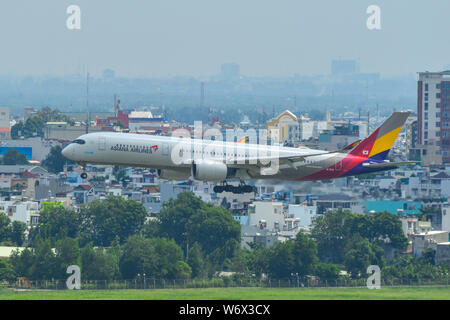 Saigon, Vietnam - Jul 13, 2019. HL7578 Asiana Airlines Airbus A350-900 à l'atterrissage à l'aéroport Tan Son Nhat (SGN) à Saigon, Vietnam. Banque D'Images