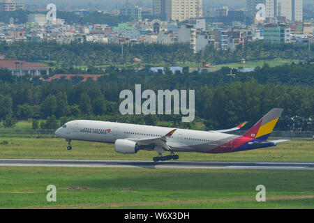 Saigon, Vietnam - Jul 13, 2019. HL7578 Asiana Airlines Airbus A350-900 à l'atterrissage à l'aéroport Tan Son Nhat (SGN) à Saigon, Vietnam. Banque D'Images