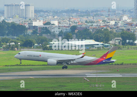 Saigon, Vietnam - Jul 13, 2019. HL7578 Asiana Airlines Airbus A350-900 à l'atterrissage à l'aéroport Tan Son Nhat (SGN) à Saigon, Vietnam. Banque D'Images