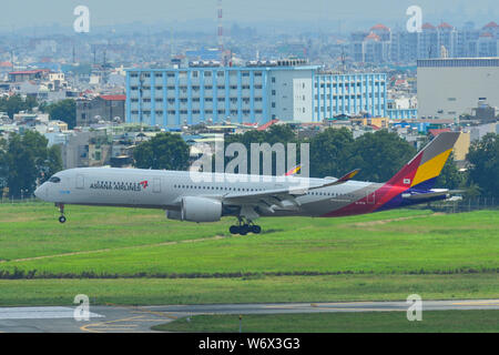 Saigon, Vietnam - Jul 13, 2019. HL7578 Asiana Airlines Airbus A350-900 à l'atterrissage à l'aéroport Tan Son Nhat (SGN) à Saigon, Vietnam. Banque D'Images