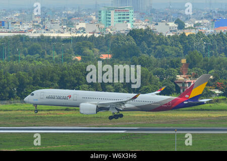 Saigon, Vietnam - Jul 13, 2019. HL7578 Asiana Airlines Airbus A350-900 à l'atterrissage à l'aéroport Tan Son Nhat (SGN) à Saigon, Vietnam. Banque D'Images