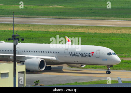 Saigon, Vietnam - Jul 13, 2019. HL7578 Asiana Airlines Airbus A350-900 le roulage sur la piste de l'aéroport Tan Son Nhat (SGN) à Saigon, Vietnam. Banque D'Images