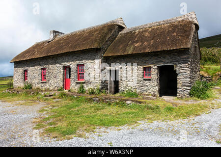 Slea Head Famine Cottages at Fahan sur la péninsule de Dingle, comté de Kerry, Irlande Banque D'Images