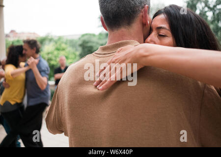 Barcelone, Espagne - 10 juillet 2019 : adult couple dancing tango avec passion et huggin tendue en dehors parc déménagement proches les uns des autres Banque D'Images