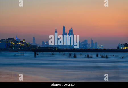 Dubaï, Émirats arabes unis - Dec 7, 2018. Coucher du soleil sur la plage de sable près de Burj al-Arab à Dubaï, Émirats arabes unis. Banque D'Images