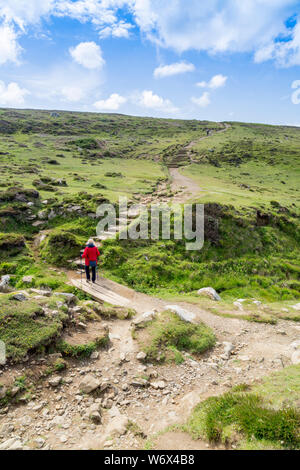 Les promeneurs sur le parc national Pembrokeshire Coast Sentier du littoral entre Whitesands Bay et St Davids Head, Pays de Galles, Royaume-Uni Banque D'Images