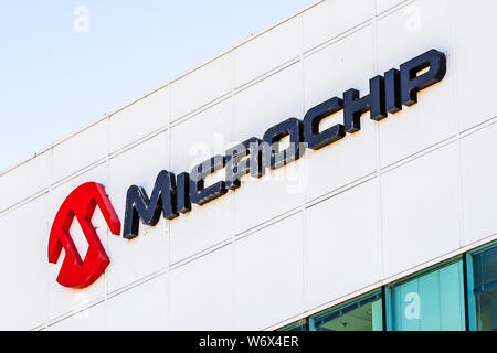 1 août, 2019 San Jose / CA / USA - signe de Microchip à leur administration centrale dans la Silicon Valley, Microchip Technology Inc. fabrique des microcontrôleurs, mixed-sign Banque D'Images