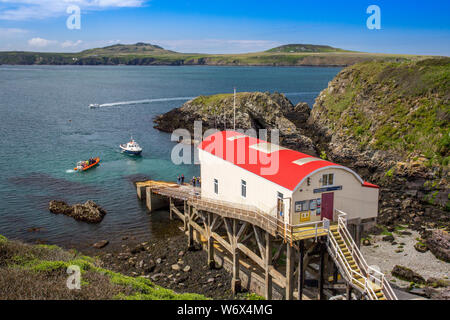 L'ancienne station de sauvetage de St Davids au St Justinien, maintenant le point de départ de nombreuses excursions en bateau, le Parc National de Pembrokeshire Coast, Pays de Galles, Royaume-Uni Banque D'Images