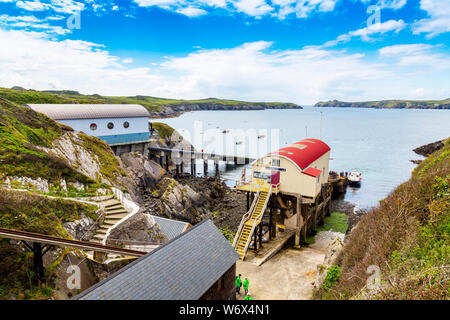 L'ancien et le nouveau St Davids stations de sauvetage à St Justinien, Pembrokeshire Coast National Park, Pays de Galles, Royaume-Uni Banque D'Images