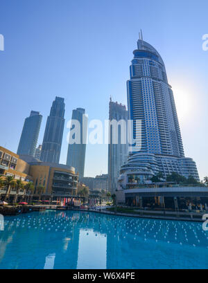 Dubaï, Émirats arabes unis - Dec 7, 2018. Les immeubles de grande hauteur à la hausse dans DUBAÏ, ÉMIRATS ARABES UNIS. Dubaï est une ville globale et des affaires du Moyen-Orient. Banque D'Images