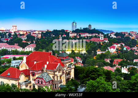 La baie de Qingdao et de l'église luthérienne vu depuis la colline de Signal Parc de nuit, Qingdao, Chine Banque D'Images