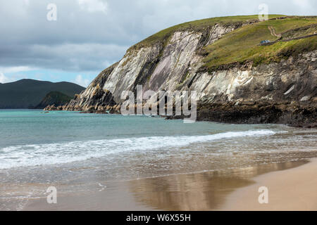 Vagues se brisant sur la plage de sable de Coumeenoole à Dunmore Head sur la péninsule de Dingle, comté de Kerry, Irlande Banque D'Images