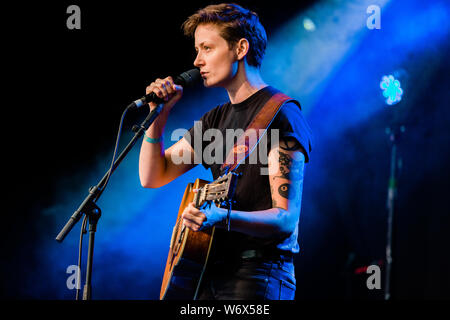 Cambridge, UK. 2 août 2019. Mo Kenney procède à l'étape 2 au cours de la Cambridge Folk Festival. Richard Etteridge / Alamy Live News Banque D'Images