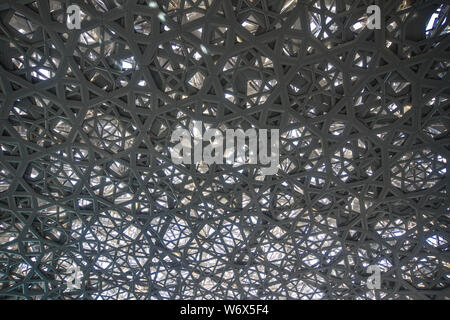 Abu Dhabi, UAE - Dec 8, 2018. L'architecture du musée du Louvre à Abu Dhabi, EAU. Louvre Abu Dhabi est le plus grand musée d'art de la péninsule arabique. Banque D'Images