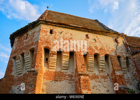 Alma Vii église fortifiée avec de la lumière au coucher du soleil. Destination touristique populaire en Transylvanie, Roumanie. Banque D'Images