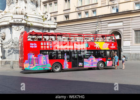 Un touriste hop off bus hop-on à Naples, Italie Banque D'Images