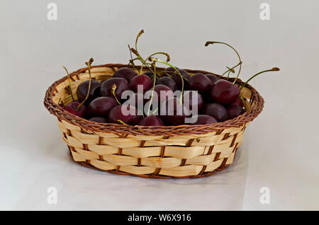 Produits frais bio cerise rouge avec des tiges dans un panier en osier, Sofia, Bulgarie Banque D'Images
