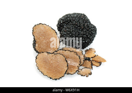 Champignons Truffes. Truffe noire et champignons gourmet tranches isolé sur fond blanc Banque D'Images