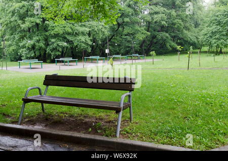 Tennis de table complexe avec de nombreux tableaux d'éclairage et un jour de pluie à Rila Park près de town Dupnitsa, Bulgaria Banque D'Images