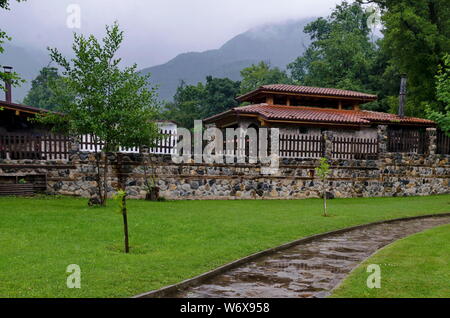 Un coup d'oeil sur des maisons avec des briques pour les poêles barbecue pour l'usage de touristes à Rila Park près de Dupnitsa, Bulgaria Banque D'Images