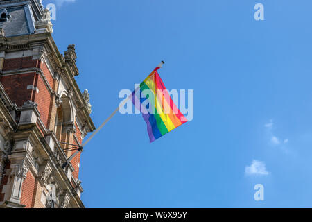 Sur le drapeau obèse Stadsschouwburg Bâtiment à Amsterdam aux Pays-Bas en 2019 au cours de la Gay Pride Banque D'Images