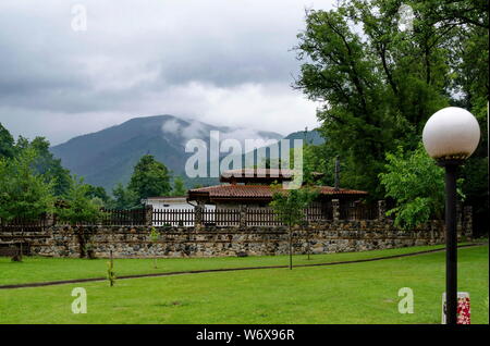 Un coup d'oeil sur des maisons avec des briques pour les poêles barbecue pour l'usage de touristes à Rila Park près de Dupnitsa, Bulgaria Banque D'Images