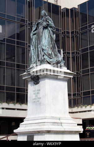 Une statue de bronze de la Statue de la reine Victoria par Alfred Drury dans Guildhall Square, Portsmouth, Hampshire, England UK Banque D'Images