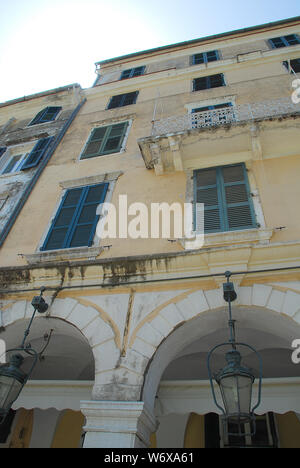 Le Liston à Corfou avec terrasses de cafés à la mode et à arcades, à proximité de la place de la Spianada, Corfu-City (Grèce) Banque D'Images