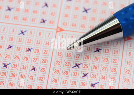 Un billet de loterie avec un stylo Banque D'Images