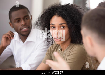 Femme noir chef d'équipe à discuter avec mes collègues au cours de réunion officielle Banque D'Images