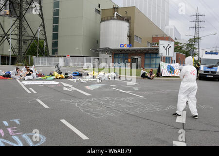 Mannheim, Allemagne. 3 août 2019. Les militants ont bloqué l'entrée principale de la centrale. Des militants de l'Ende Gelande organisation ont occupé la courroie du convoyeur de charbon sur la grande centrale de charbon à Mannheim. Ils bloquent l'entrée principale de l'usine, appelant à la fin de l'utilisation du charbon dans la production d'énergie et l'utilisation de sources d'énergie renouvelables. Banque D'Images