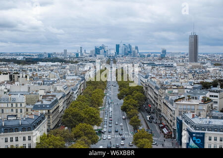 Vue sur Paris depuis l'Arc de Triomphe lors d'une journée d'été nuageux Banque D'Images