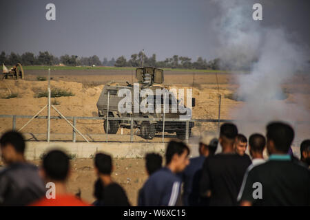 Des manifestants palestiniens se rassemblent pendant les affrontements.Au moins 51 Palestiniens ont été blessés vendredi après-midi dans l'hebdomadaire de protestation anti-Israël dans l'est de Gaza près de la frontière avec Israël. Banque D'Images