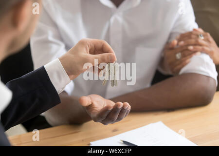 African couple propriétaire obtenir les clés de maison neuve d'agent immobilier Banque D'Images