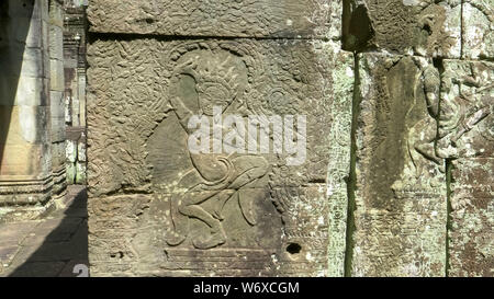 Bas-relief d'une danseuse apsaras à Banteay Kdei temple près de Angkor Wat, au Cambodge Banque D'Images