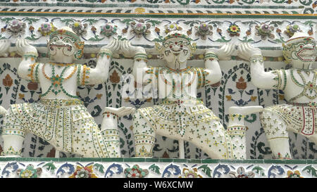 Close up de statues de gardiens chinois sur le prang central au Wat Arun temple à Bangkok, Thaïlande Banque D'Images