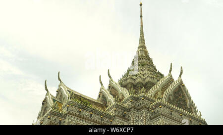 BANGKOK, THAÏLANDE - juin, 21, 2017 : le toit d'un bâtiment dans le Wat Arun temple complexe à Bangkok, Thaïlande Banque D'Images