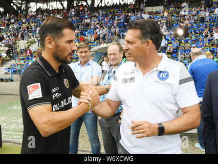 Karlsruhe, Allemagne. 06Th Aug 2019. Soccer : 2ème Bundesliga, Karlsruher SC - SG Dynamo Dresde, 2e journée dans le Wildparkstadion. Entraîneur Karlsruhe Alois Schwartz (r) se félicite de l'entraîneur de Dresde Cristian Fiel avant le début du jeu. Credit : Uli Deck/DPA - NOTE IMPORTANTE : en conformité avec les exigences de la DFL Deutsche Fußball Liga ou la DFB Deutscher Fußball-Bund, il est interdit d'utiliser ou avoir utilisé des photographies prises dans le stade et/ou la correspondance dans la séquence sous forme d'images et/ou vidéo-comme des séquences de photos./dpa/Alamy Live News Banque D'Images