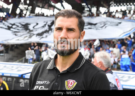 Karlsruhe, Allemagne. 06Th Aug 2019. Soccer : 2ème Bundesliga, Karlsruher SC - SG Dynamo Dresde, 2e journée dans le Wildparkstadion. Dresde coach Cristian Fiel avant le début du jeu. Credit : Uli Deck/DPA - NOTE IMPORTANTE : en conformité avec les exigences de la DFL Deutsche Fußball Liga ou la DFB Deutscher Fußball-Bund, il est interdit d'utiliser ou avoir utilisé des photographies prises dans le stade et/ou la correspondance dans la séquence sous forme d'images et/ou vidéo-comme des séquences de photos./dpa/Alamy Live News Banque D'Images