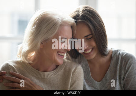 Jolie fille grandi et d'âge moyen mère laughing Banque D'Images