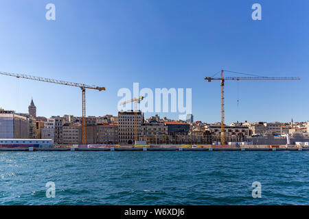 Grues dans les chantiers de construction à Istanbul, Turquie Banque D'Images