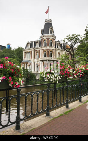 Pont du musée (Museumbrug) à Amsterdam. Pays-bas Banque D'Images