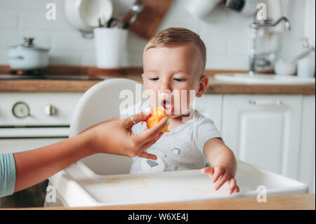 Charmant Petit Garcon De Bebe D Abord Manger A La Peche Alimentaire Cuisine Maman Rss Enfant Photo Stock Alamy