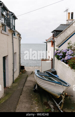 Vue sur la mer depuis les rues du village de pêcheurs, Gamrie Seatown. Banque D'Images