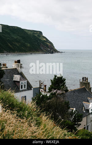 Des chambres vue sur mer ou sur les toits du village de pêcheurs, Gamrie Seatown. Banque D'Images